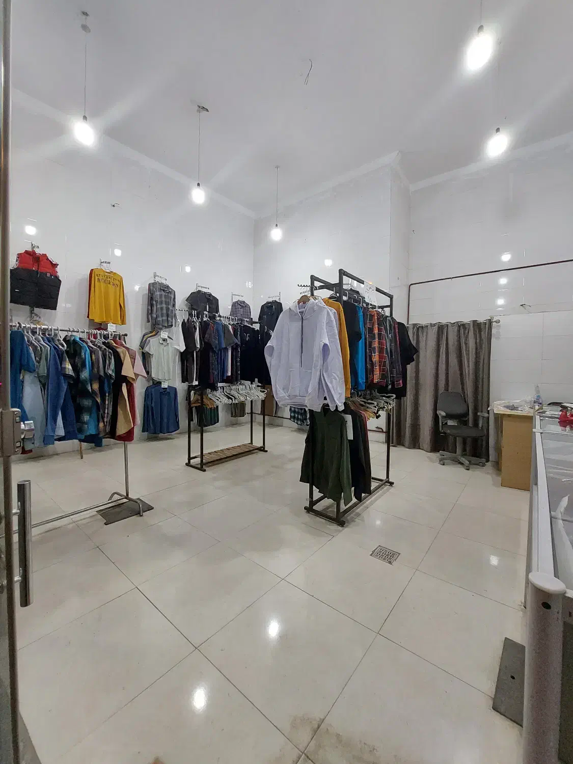 واگذاری لباس فروشی مردانه|اجارهٔ مغازه و غرفه|نیشابور, هفده شهریور|دیوار