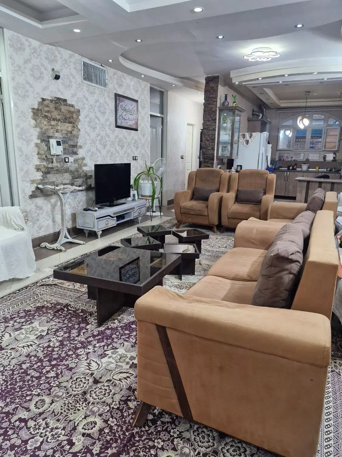 فروش مبل ۷ نفره سالم ، گل میز شیک و سالم میز رگال|مبلمان خانگی و میز عسلی|شیراز, فرگاز|دیوار