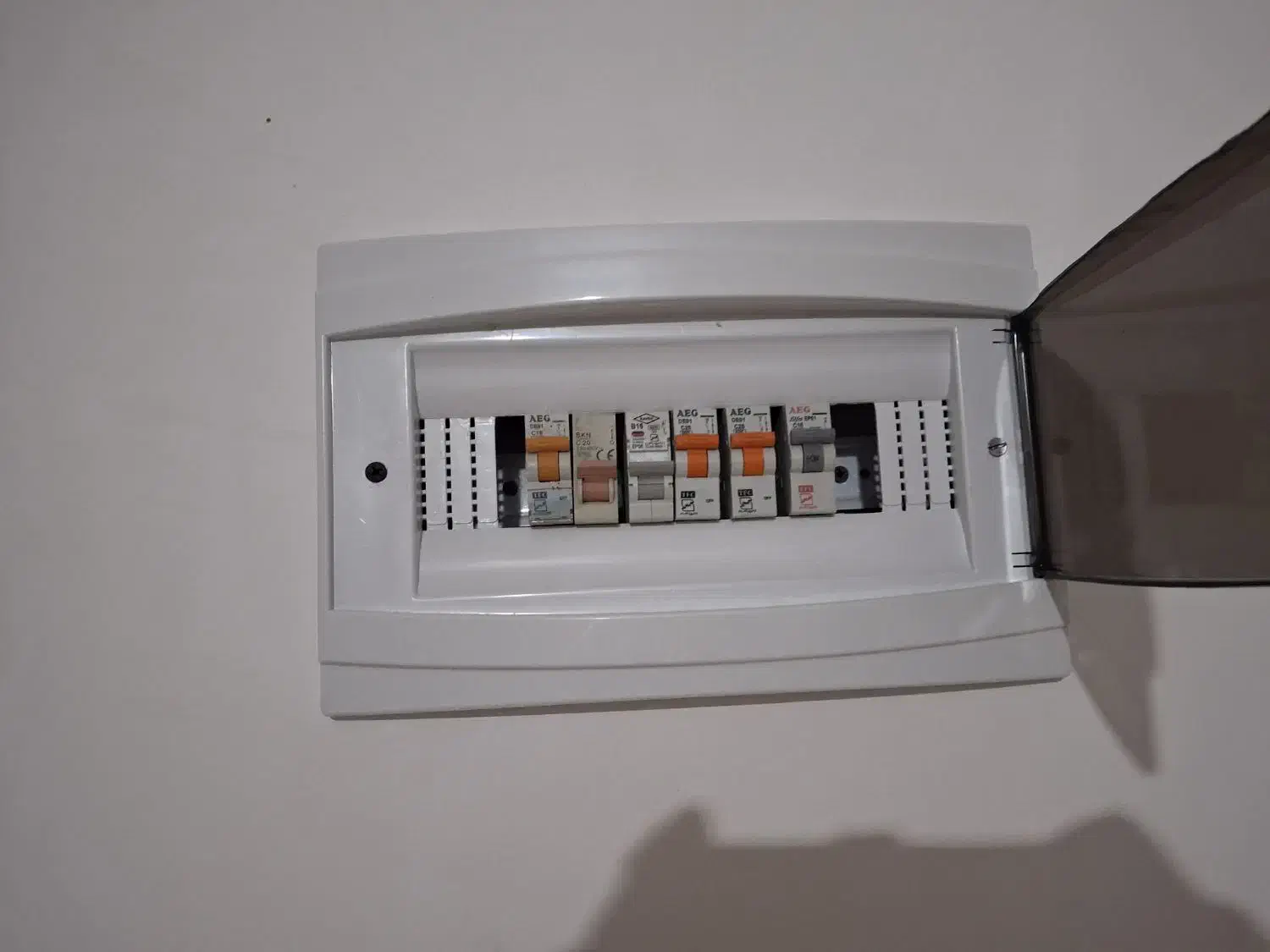 برق کار|خدمات پیشه و مهارت|اسفراین, |دیوار