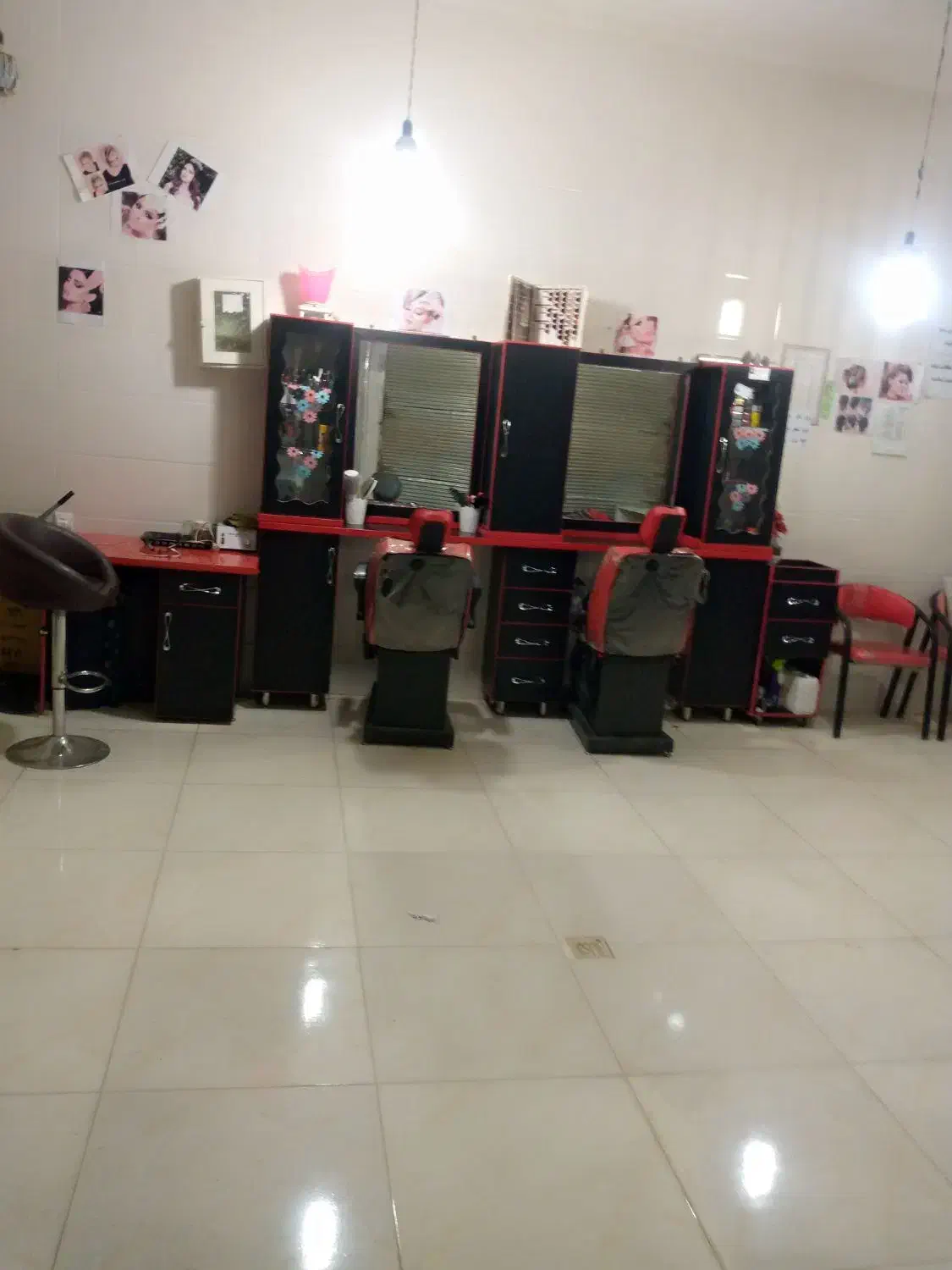 فروش تمام وسایل کامل سالن زیبایی درحد نو...|آرایشگاه و سالن‌های زیبایی|سنندج, |دیوار