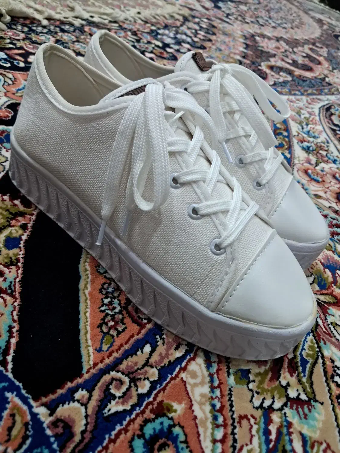 کفش اسپرت سفید|کیف، کفش، کمربند|صدرا-فارس, فاز ۱|دیوار