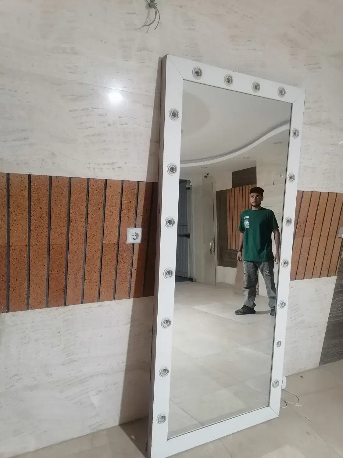 آینه قدی لامپ خور|آینه|اصفهان, باب الدشت|دیوار