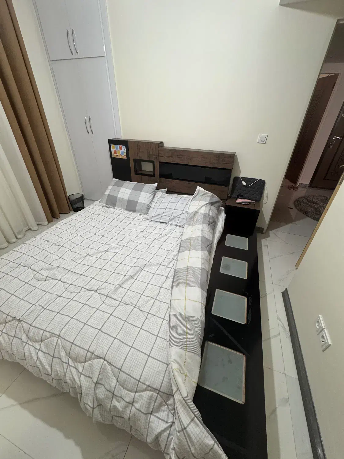 تخت|تخت و سرویس خواب|شاهین‌شهر, پاسداران|دیوار