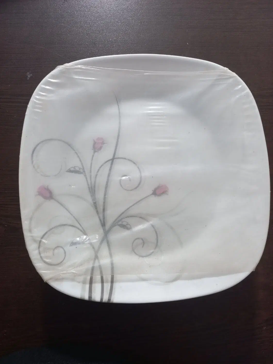 تعدادی ظرف نو با جعبه|ظروف سرو و پذیرایی|لاهیجان, کوی خزر|دیوار