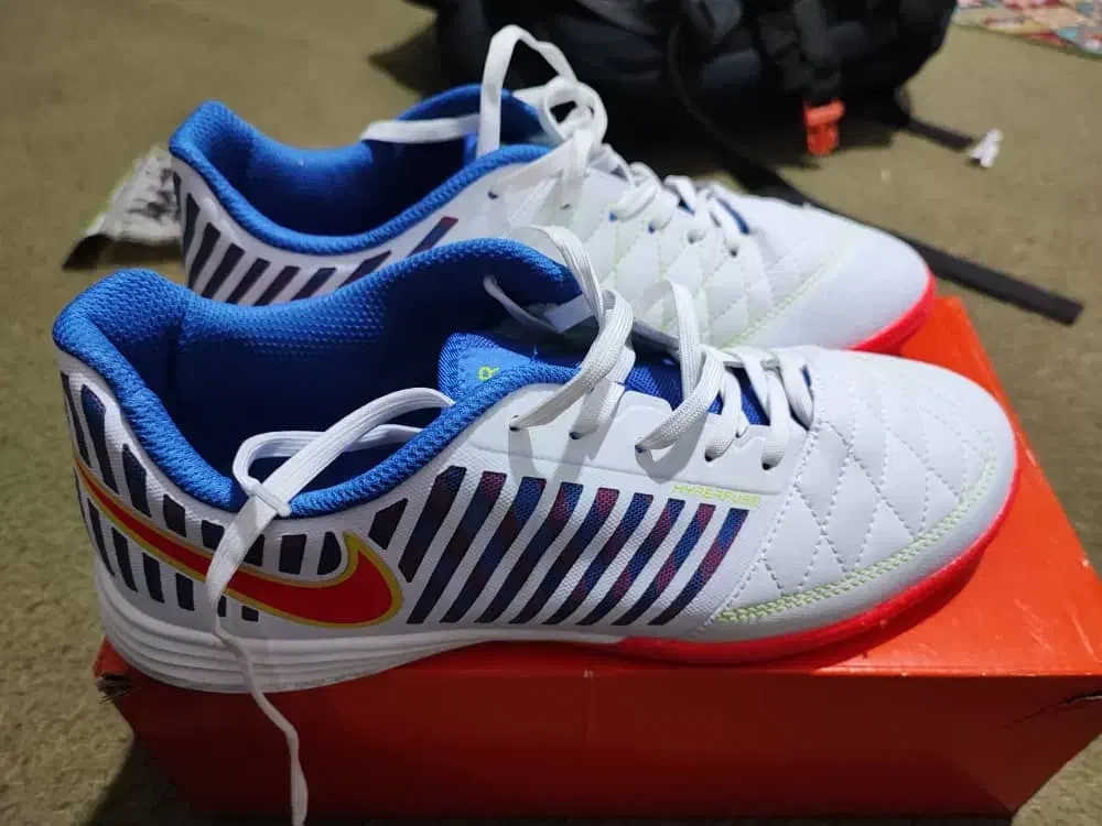 کفش فوتسال سالن|کیف، کفش، کمربند|یاسوج, |دیوار