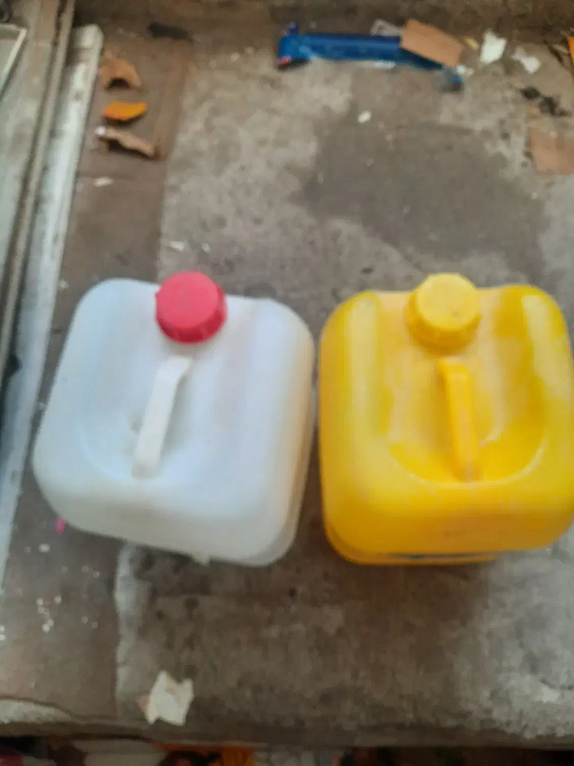 تعدادی گالن ۲۰ لیتری وسطل خالی۱۲ کیلویی و۶ کیلویی|ظروف نگهدارنده، پلاستیکی، یکبارمصرف|بیرجند, |دیوار