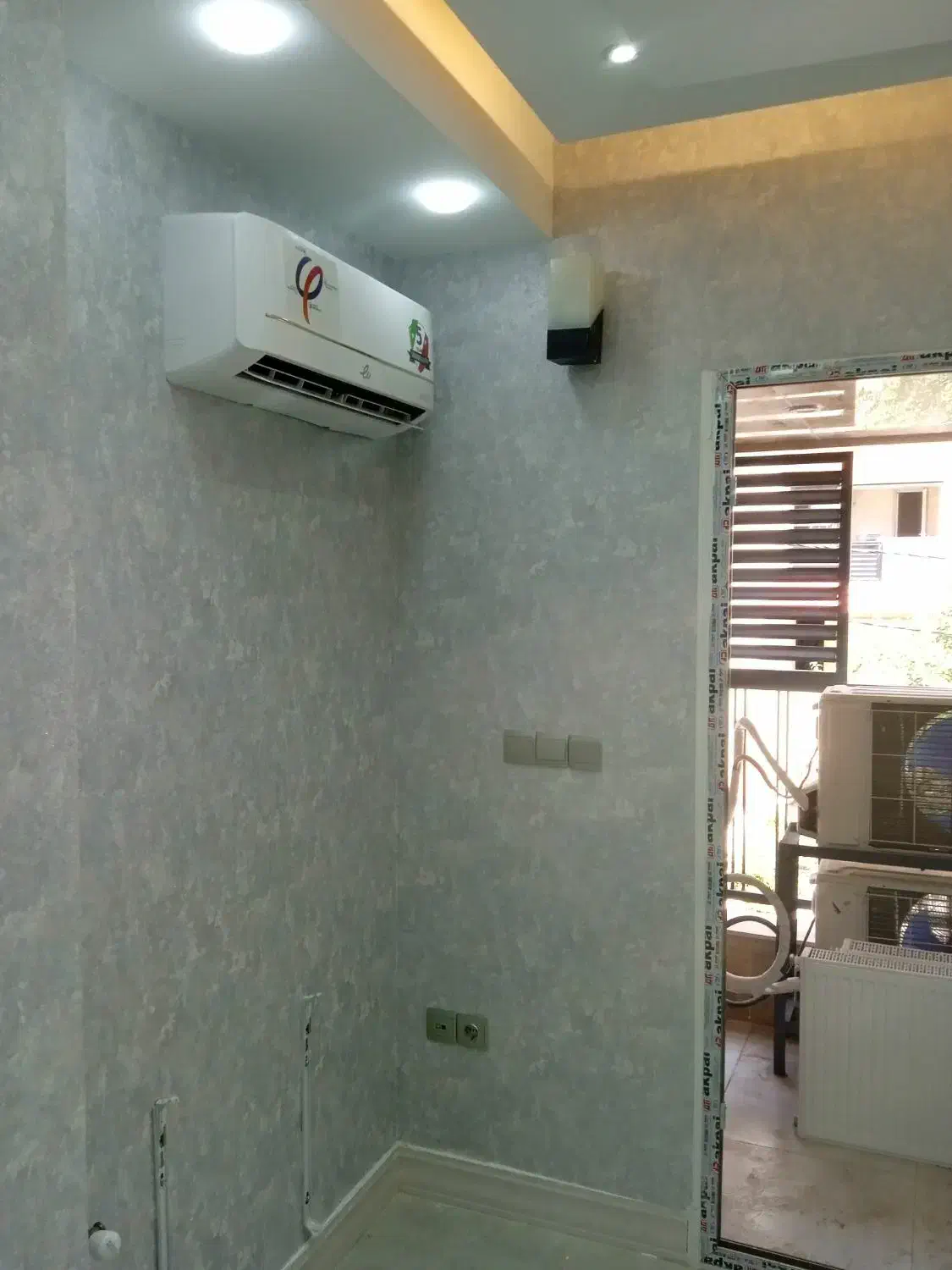 نصاب کاغذ دیواری و پوستر،نصب،ترمیم،تعویض|خدمات پیشه و مهارت|شیراز, تاچارا|دیوار