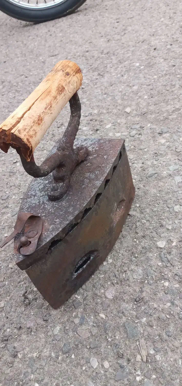 اتو قدیمی عتیقه|کلکسیون اشیاء عتیقه|رودسر, |دیوار