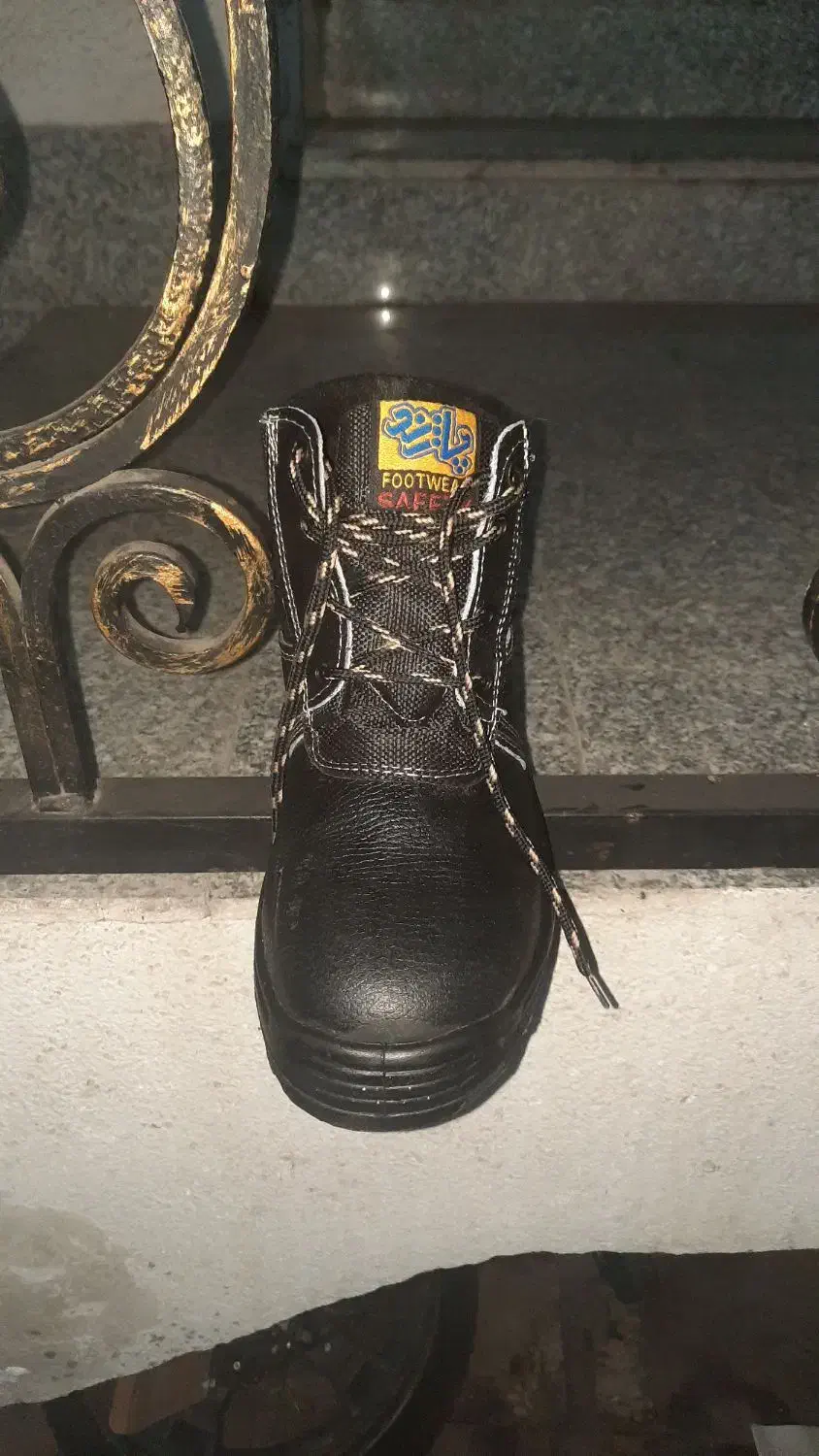 کفش ایمنی|کیف، کفش، کمربند|رشت, فلسطین|دیوار