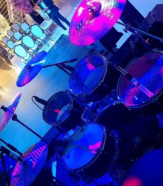 تراول درامز|درام و پرکاشن|هشتگرد, هیو|دیوار