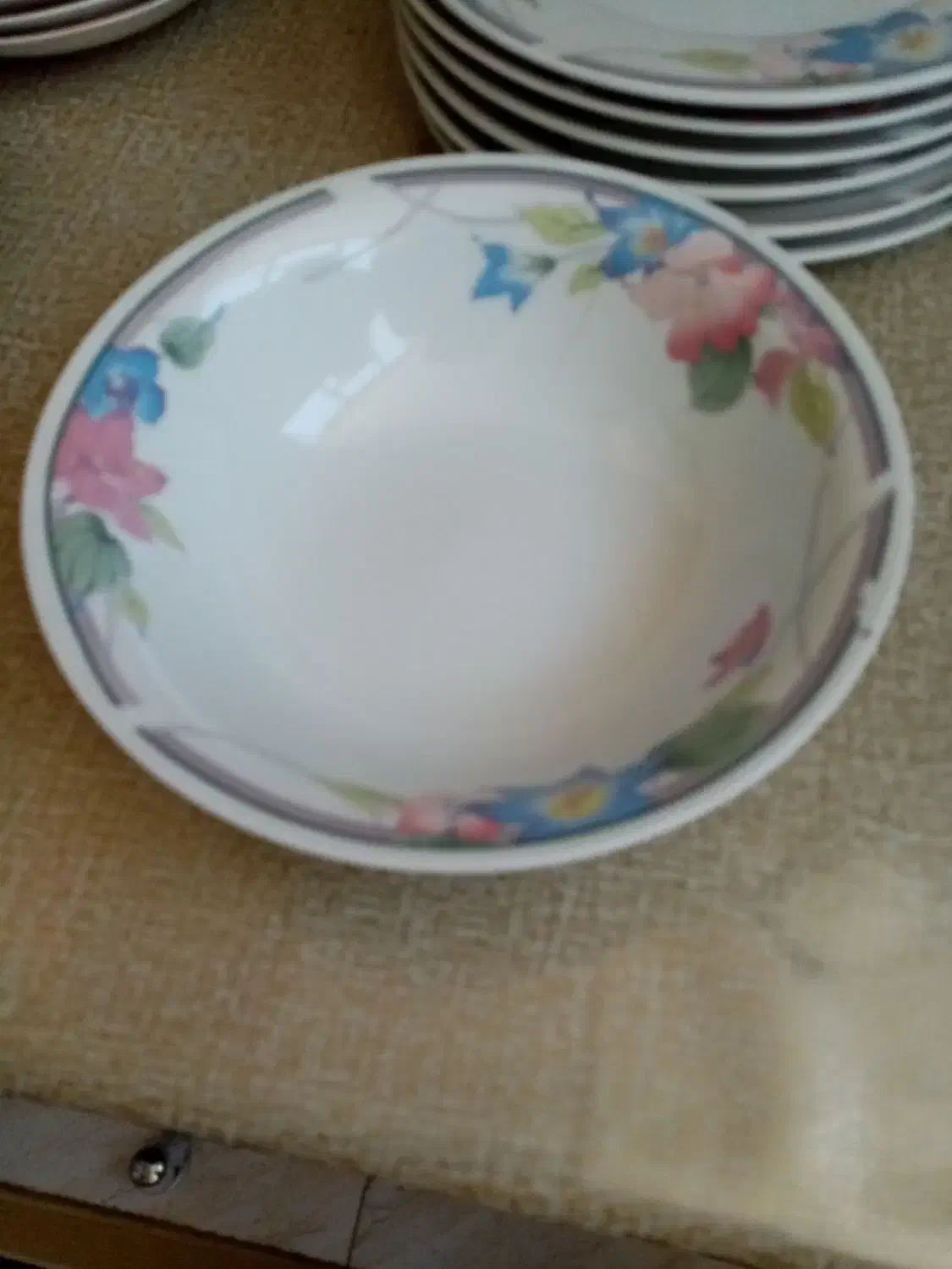 چینی گل قرمز|ظروف سرو و پذیرایی|نجفآباد, گلدشت|دیوار