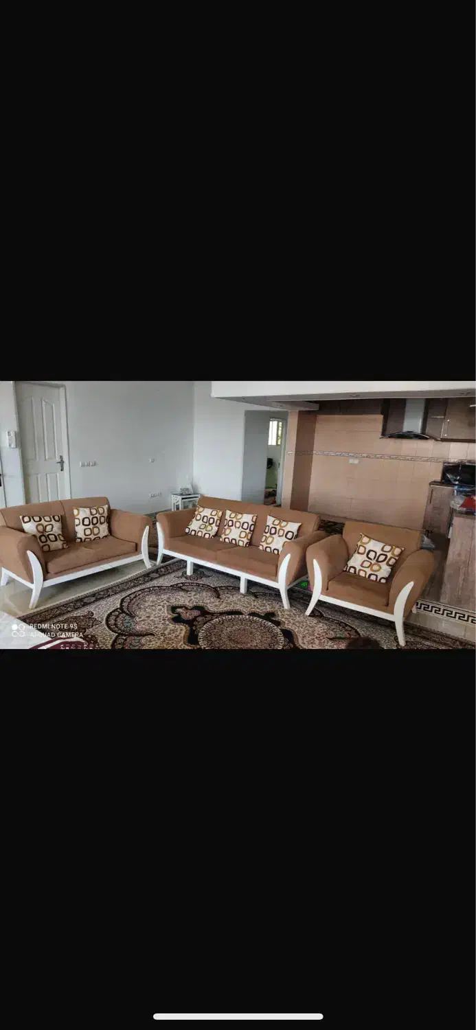 مبل ۹ نفره همراه با جلو مبلی عسلی سالم تمیز|مبلمان خانگی و میز عسلی|شهریار, کردزار|دیوار