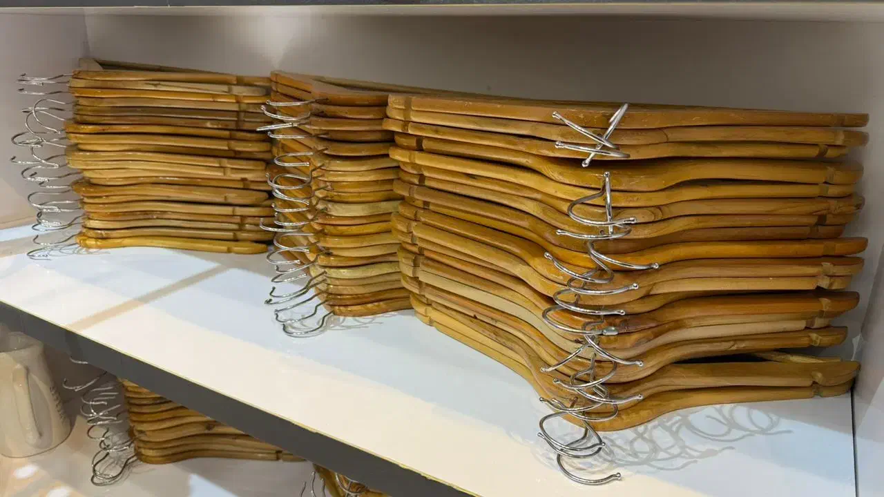 چوب لباس|لباس|اصفهان, پوریای ولی|دیوار