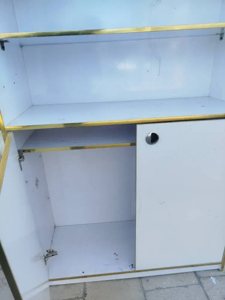 طبقه  چوبی و میز چوبی و اهنی|کتابخانه، شلف، قفسه‌های دیواری|کاشان, فاز ۲ ناجی آباد|دیوار