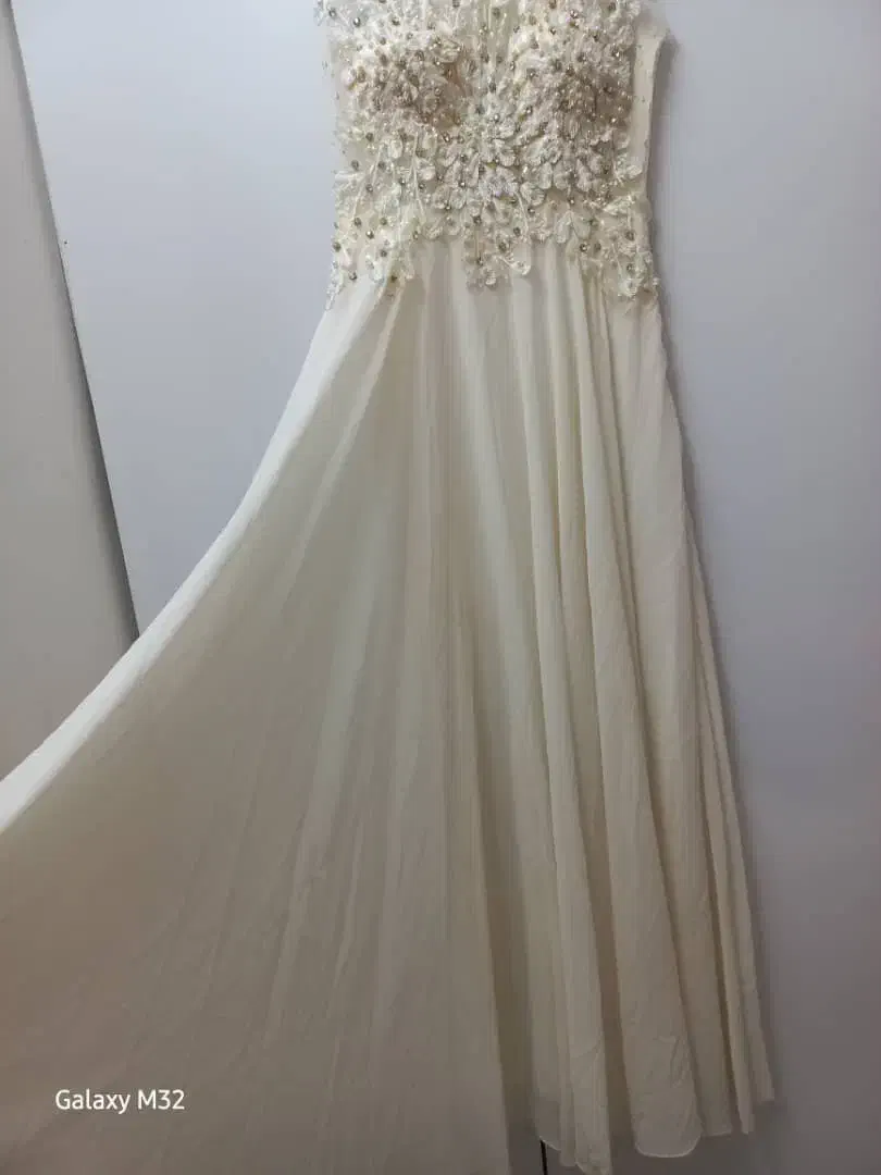 لباس مجلسی|لباس|مشهد, کوشش|دیوار