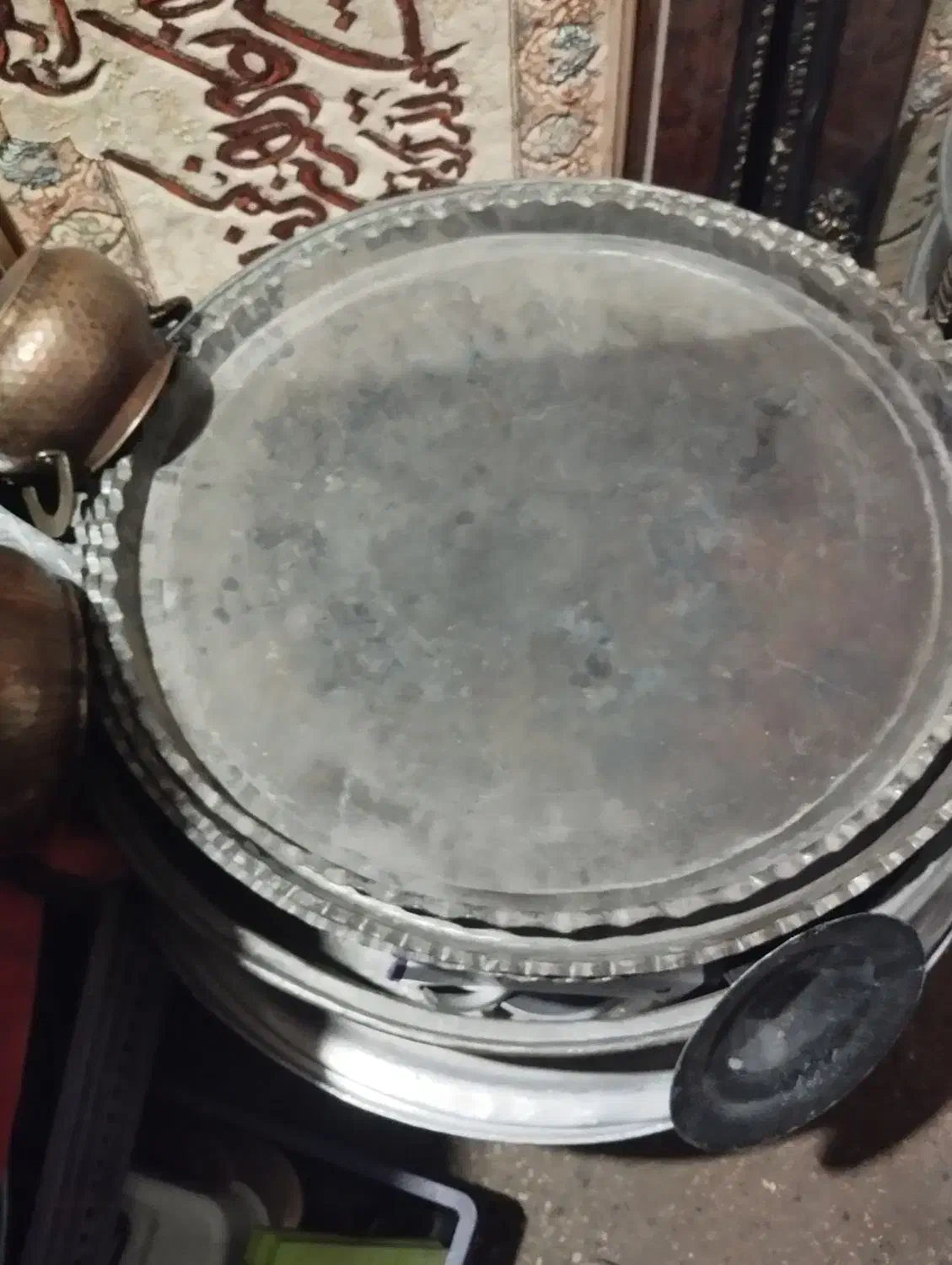 سینی و قابلمه مسی قدیمی و میز برنز و عسلی با سنگ|کلکسیون اشیاء عتیقه|مرند, |دیوار