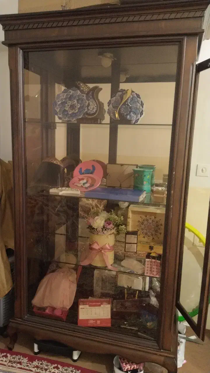 ویترین جادار کلید دار ۴طبقه .کاملامرتب  .زیر قیمت|بوفه، ویترین، کنسول|بجنورد, |دیوار