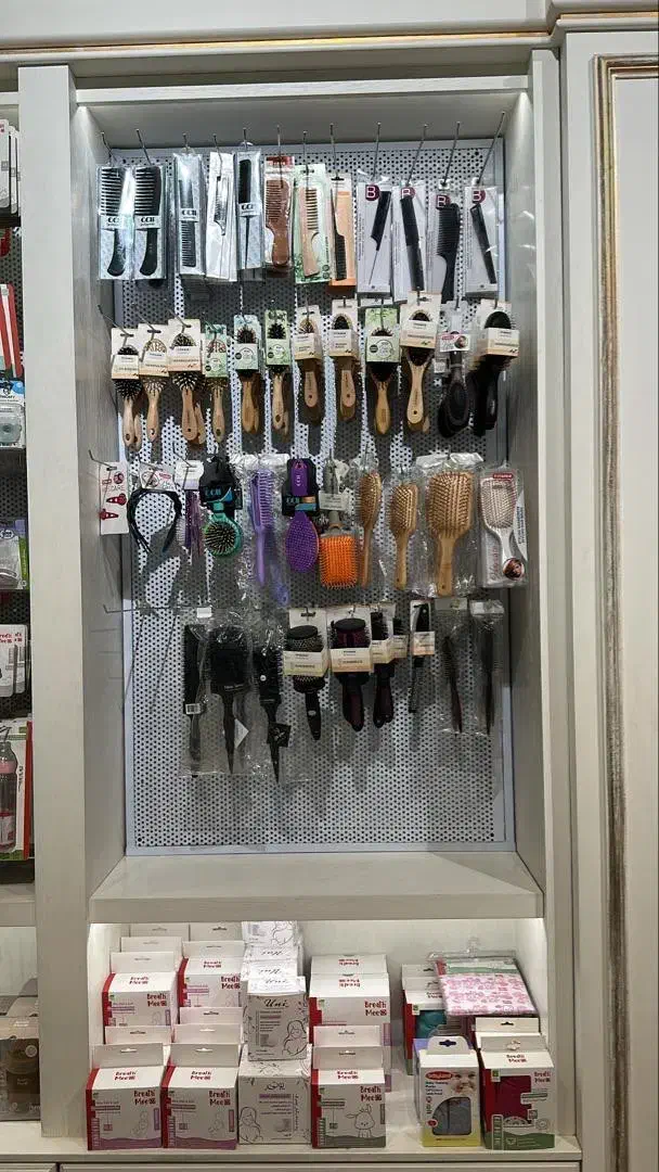 تعدادی قفسه ی پانچی فلزی و هنگر دار چوبی|فروشگاه و مغازه|تهران, زعفرانیه|دیوار