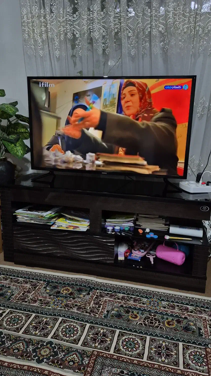 تلویزیون ۴۳ اینچ سامسونگ کاملا سالم با میز|تلویزیون و پروژکتور|بندر انزلی, جهانگانی|دیوار