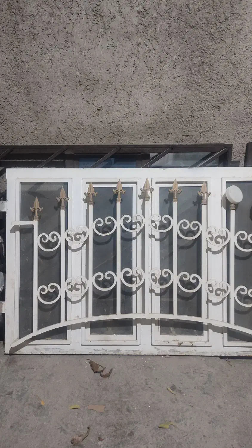 تعدادی درو پنجره همراه با حفاظ و شیشه|مصالح و تجهیزات ساختمان|کلاله, |دیوار