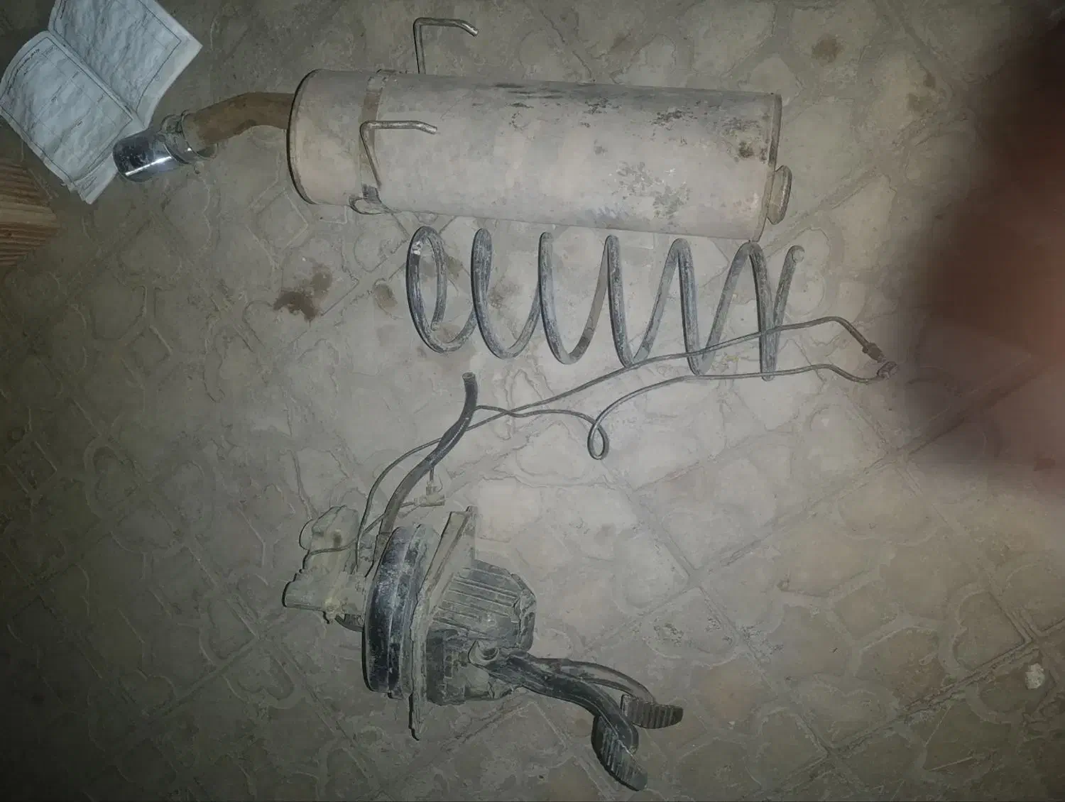 پوسته ترمز 405فنر کمک جلو405 و اگزوز 405|قطعات یدکی و لوازم جانبی|زرند, |دیوار