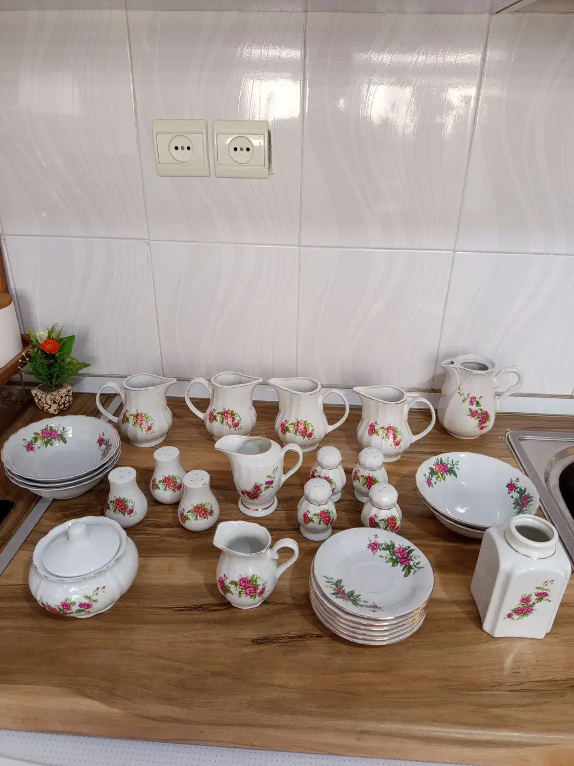 ظرف گل سرخی|ظروف سرو و پذیرایی|رباطکریم, مسکن مهر آبشناسان|دیوار