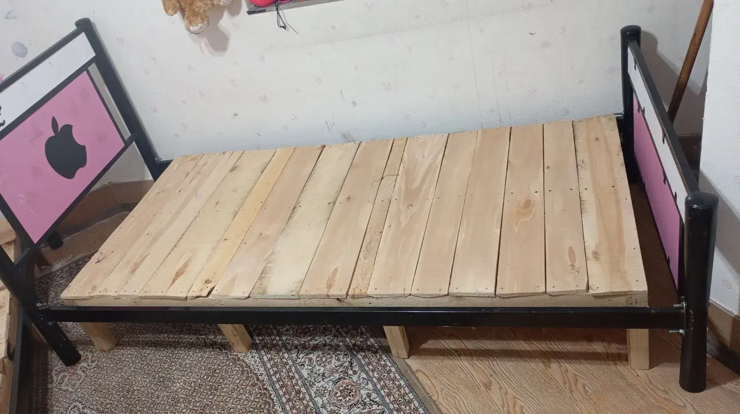 تخت یک نفره|تخت و سرویس خواب|میانه, |دیوار