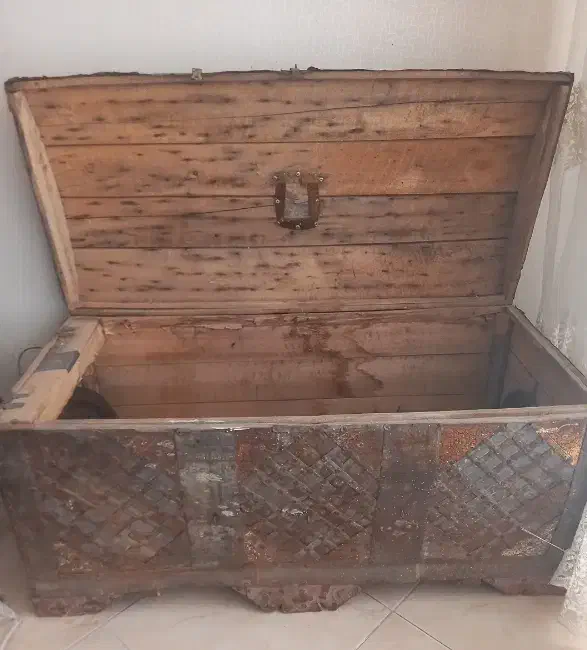 صندوقچه|کلکسیون اشیاء عتیقه|اصفهان, برازنده|دیوار