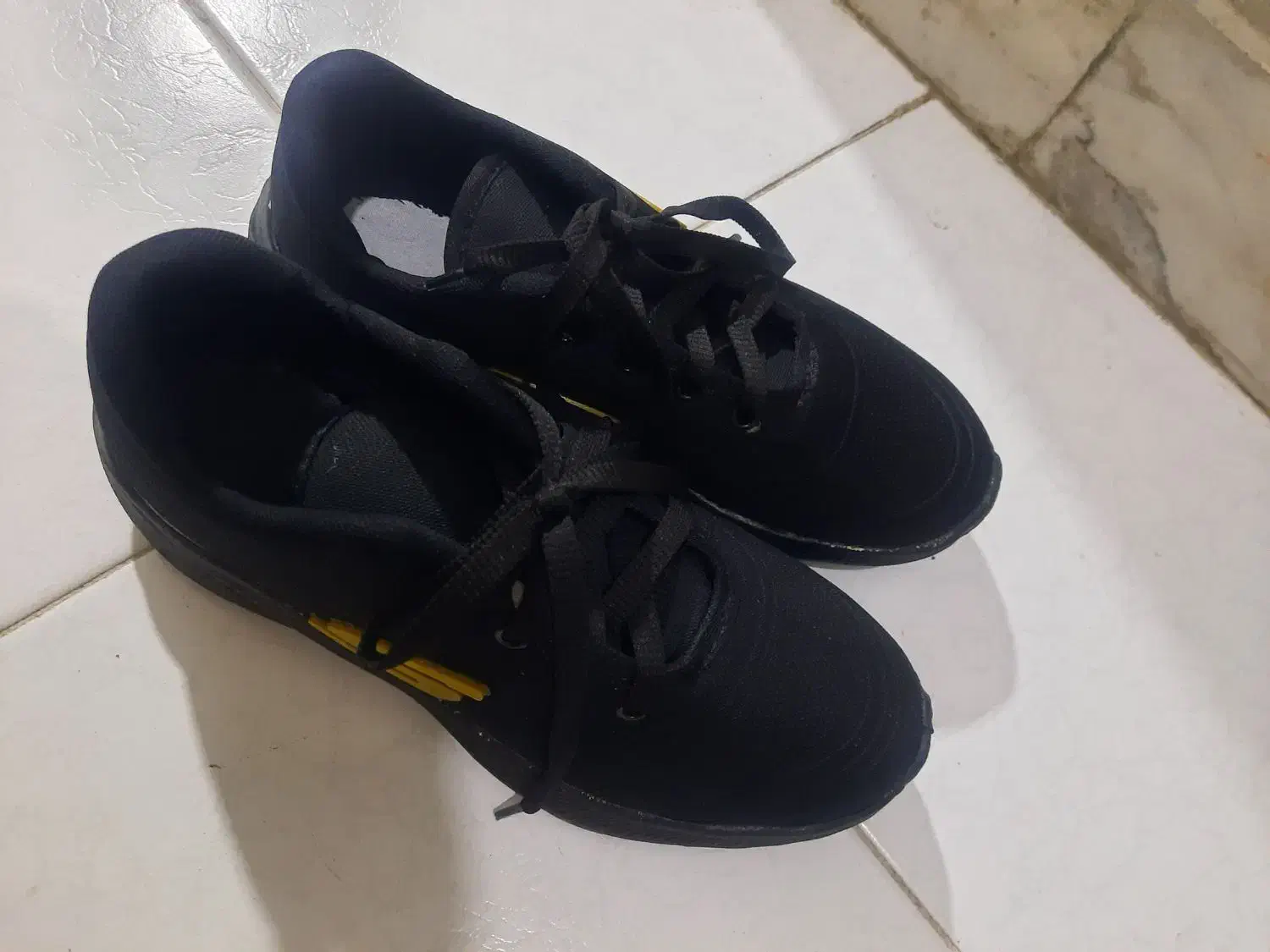 کتون.|کیف، کفش، کمربند|اراک, |دیوار