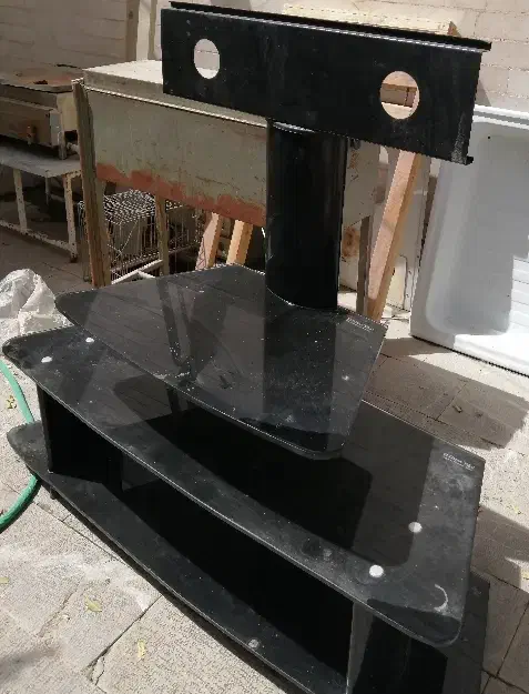 میز تلویزیون شیشه ای درجه یک واقعا در حد نو|میز تلویزیون|برخوار, |دیوار