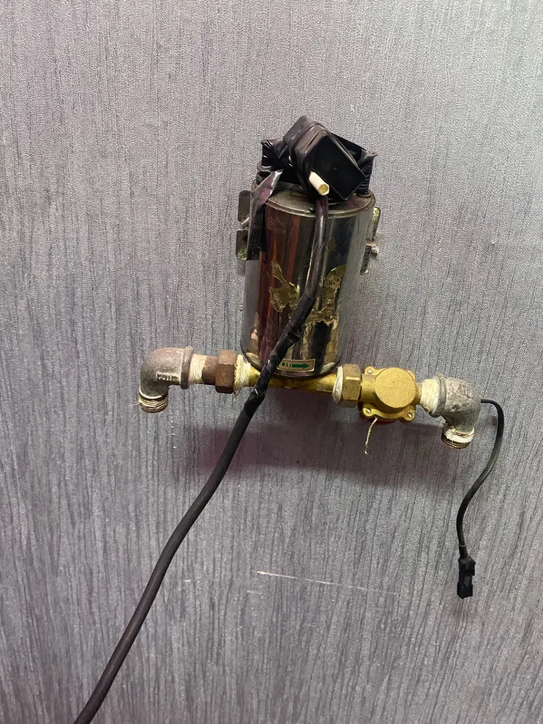 پمپ زیر ابگرمکنی کم صدا|آب‌سردکن و تصفیه آب|اندیشه, اندیشه فاز ۱|دیوار