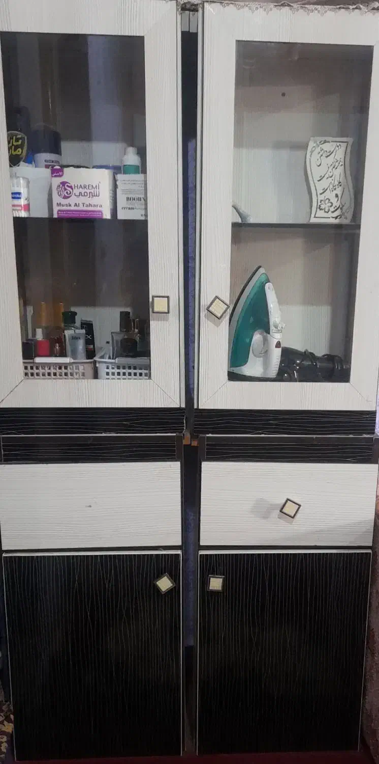 ویترین آریشگاه همراه با اینه بزرگ|آرایشگاه و سالنهای زیبایی|سوسنگرد, |دیوار