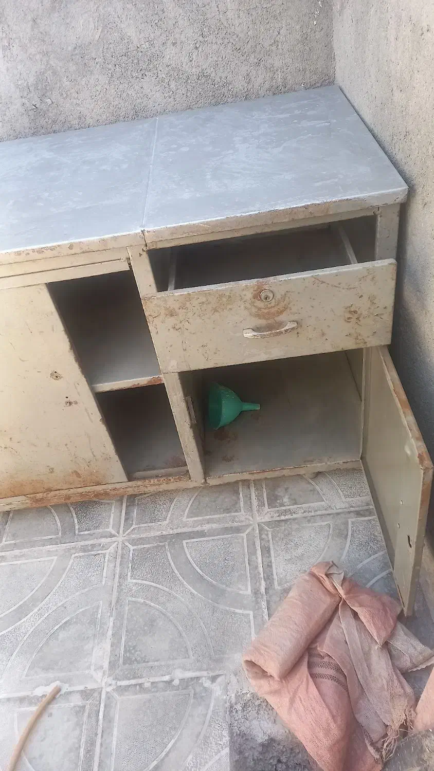 میز قدیمی سنگین و اهنی|فروشگاه و مغازه|تربت جام, میان جام|دیوار