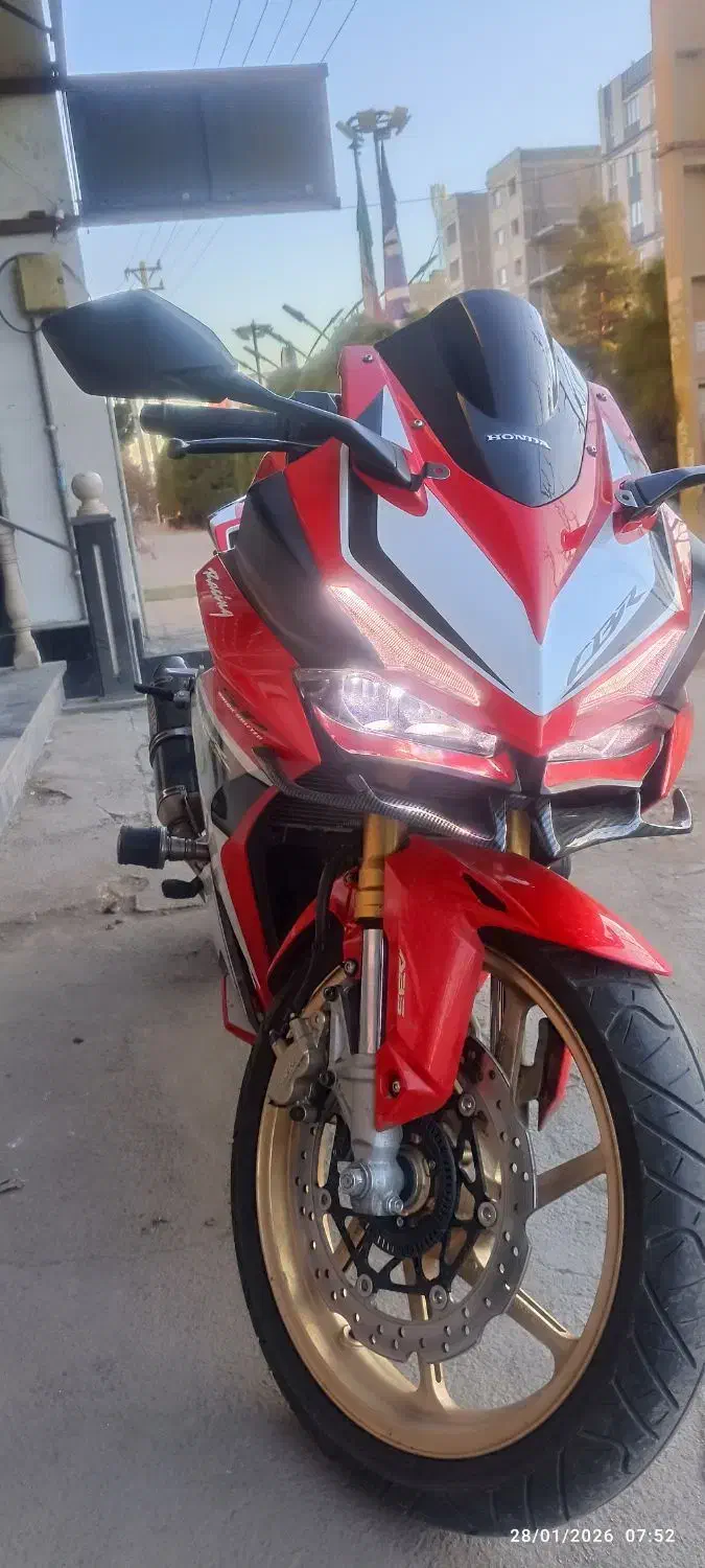 CBR 250 RR|موتورسیکلت|رباط‌کریم, رباط‌کریم|دیوار