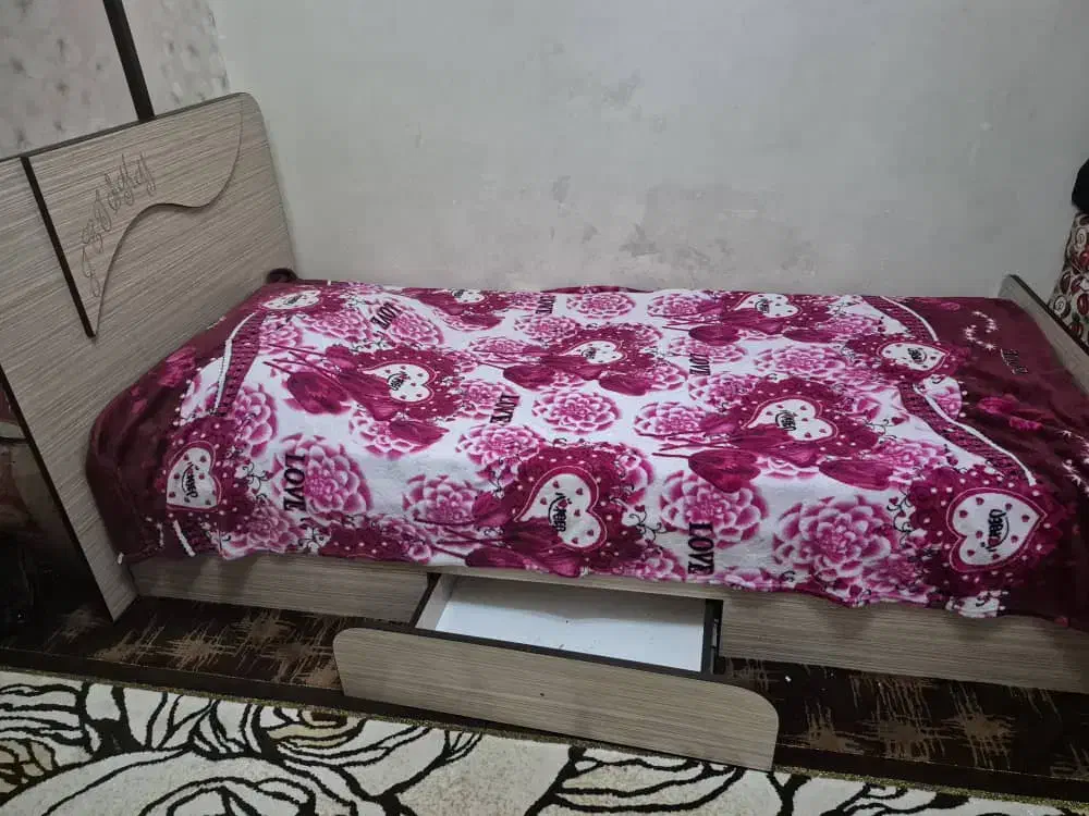 تخت تک نفره سالم باتشک|تخت و سرویس خواب|کرج, مطهری|دیوار