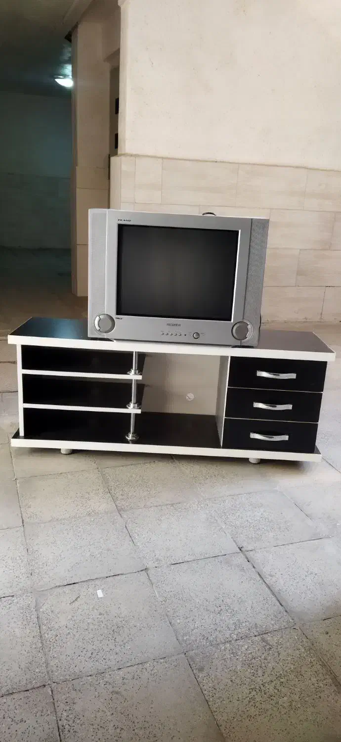 تلویزیون۲۹ اینچ و میز تلویزیون سالم|تلویزیون و پروژکتور|محمدیه-قزوین, |دیوار