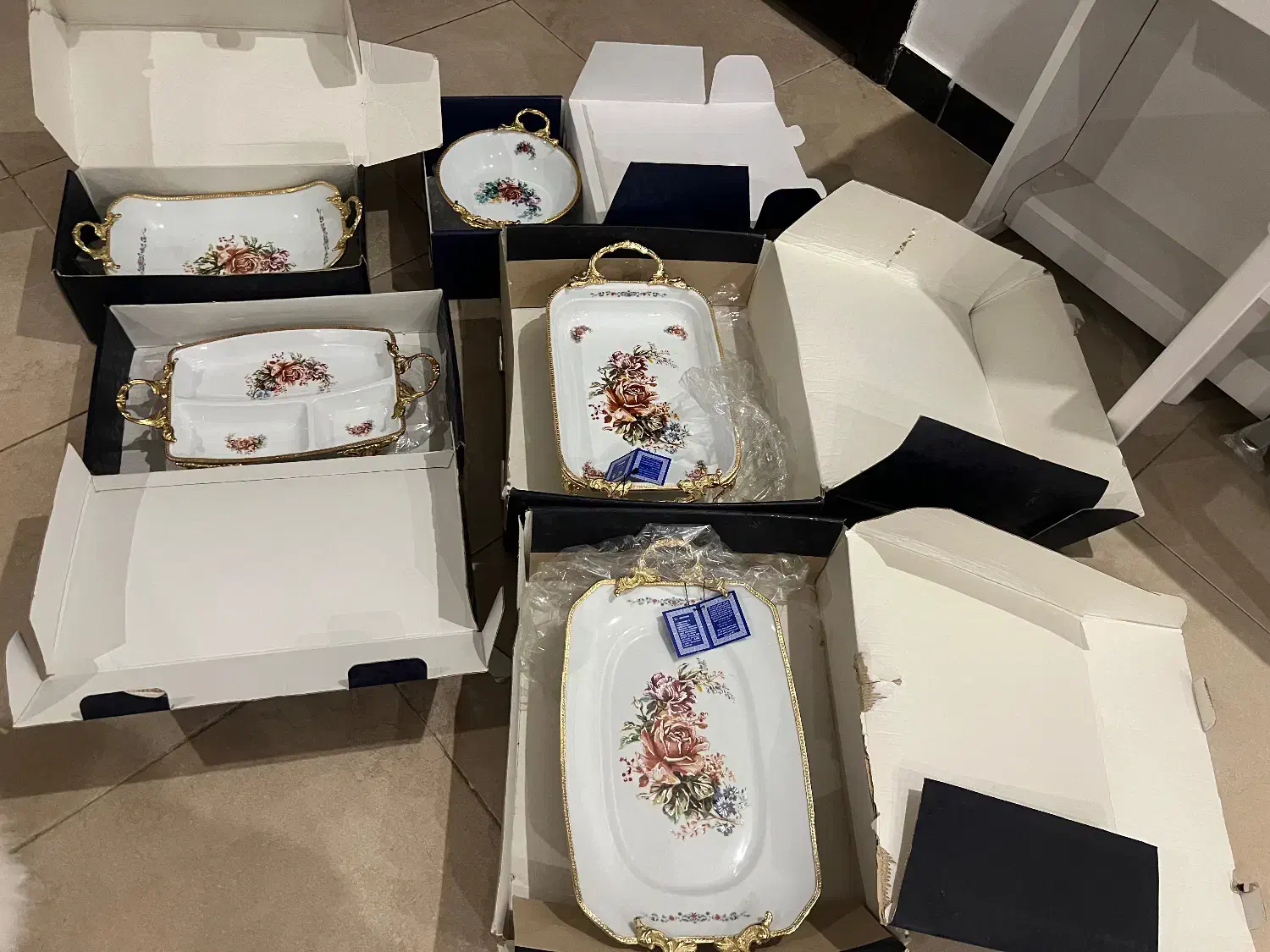 ظروف بسیار زیبای پذیرایی مناسب جهیزیه|ظروف سرو و پذیرایی|پایین هولار, |دیوار