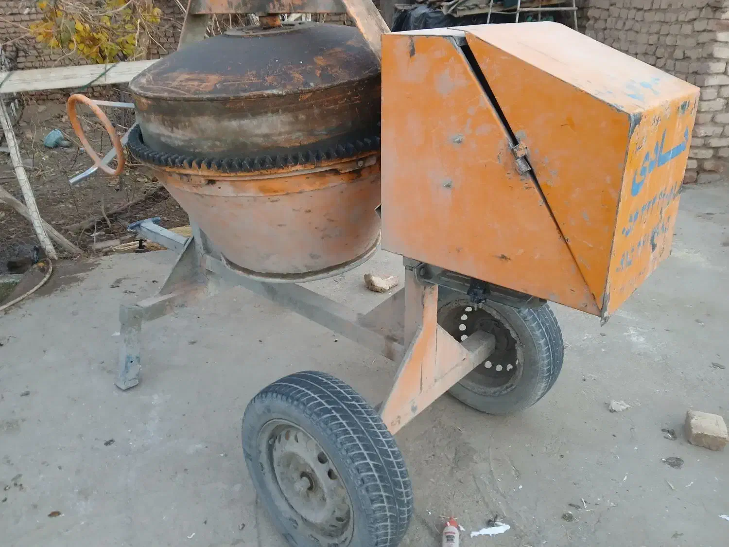 موتور برق ومیکسر برقی|ابزارآلات|درمیان, |دیوار