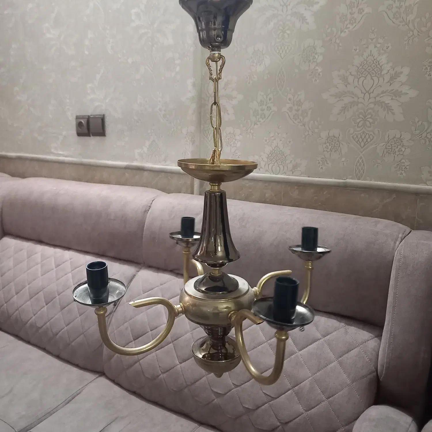 لوستربرنجی اصل چهارشاخه|لوستر و چراغ آویز|قم, سراجه (۱۵ خرداد)|دیوار