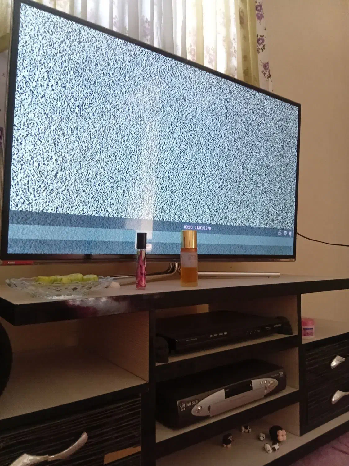 تلویزیون|تلویزیون و پروژکتور|رباط‌کریم, شترخوار|دیوار