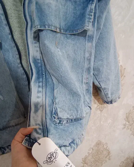 کاپشن جین نو|لباس|صحنه, |دیوار