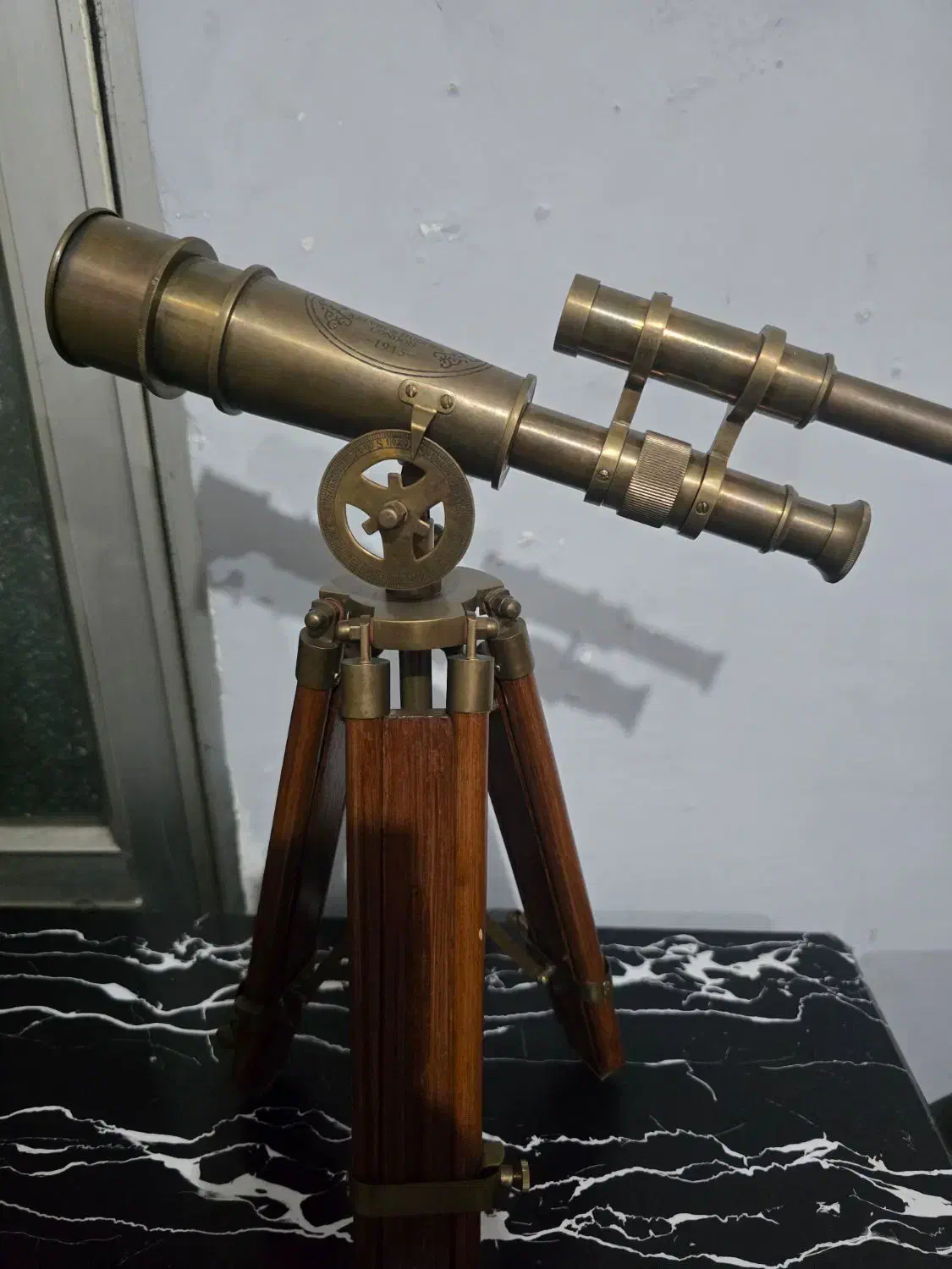 دوربین برنزی قدیمی با پایه چوبی با تنظیم دو ارتفاع|کلکسیون اشیاء عتیقه|رشت, بلوار گیلان|دیوار