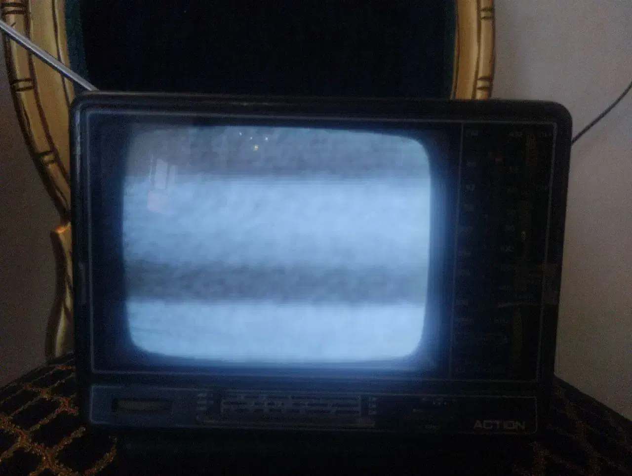 تلویزیون سیاه و سفید ۴ اینچ|کلکسیون اشیاء عتیقه|قم, دروازه کاشان|دیوار