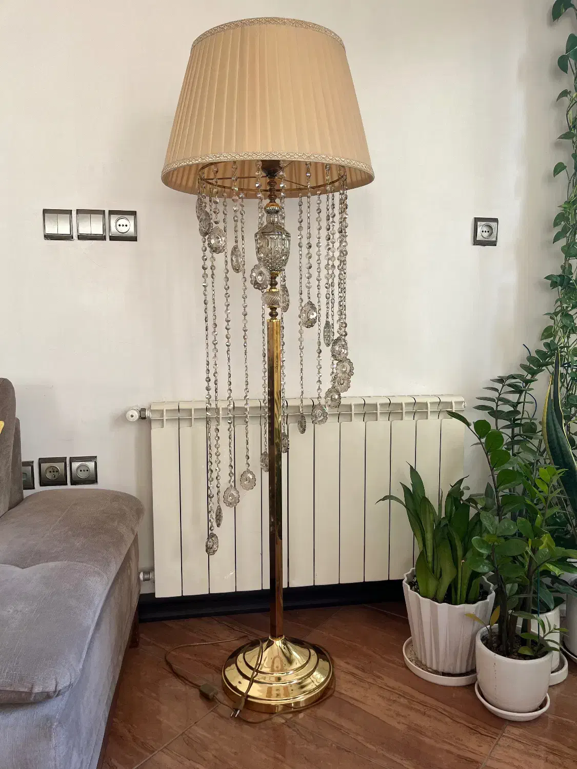 آباژور پایه بلند آویزدار|چراغ خواب و آباژور|ساری, |دیوار