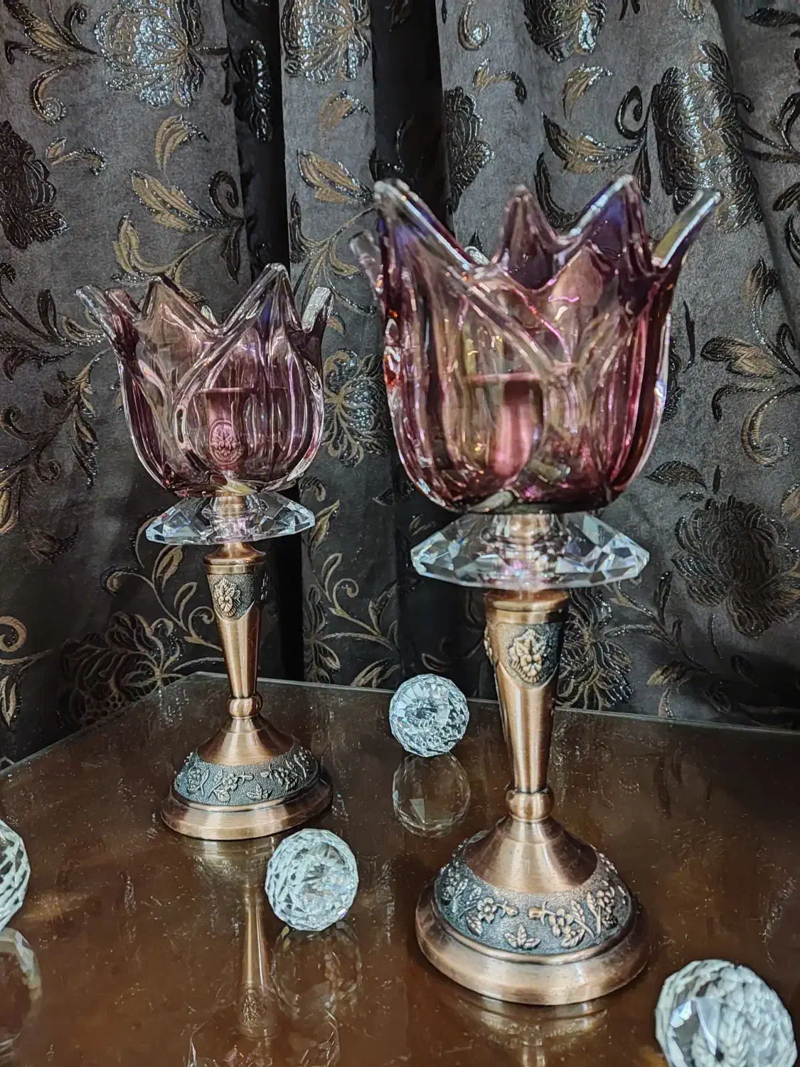 شمعدان مسی تراش خورده با لاله زرشکی خارجی|صنایع دستی و سایر لوازم تزئینی|تهران, پونک|دیوار