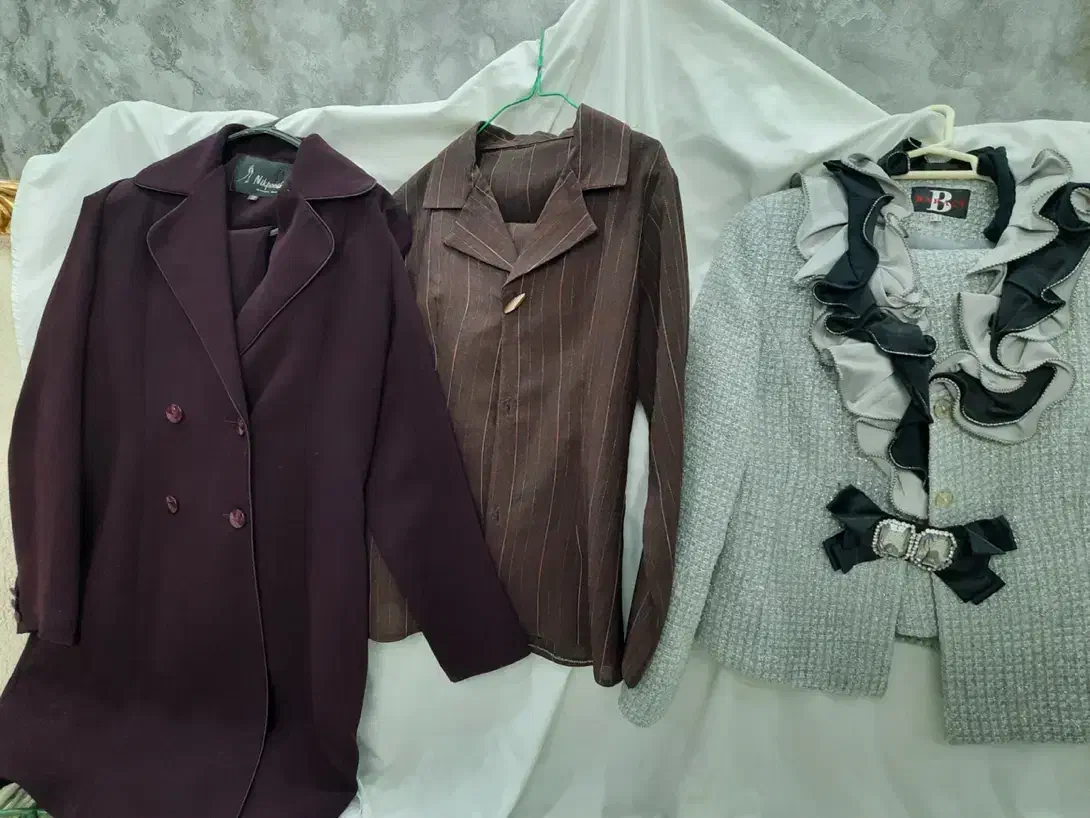 کت و دامن|لباس|صدرا-فارس, فاز ۱|دیوار