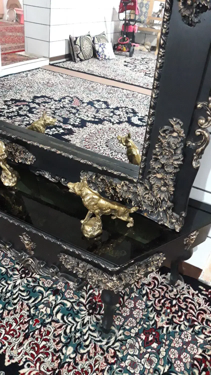 میز و آیینه سالم و تمیز|آینه|زالیان, |دیوار