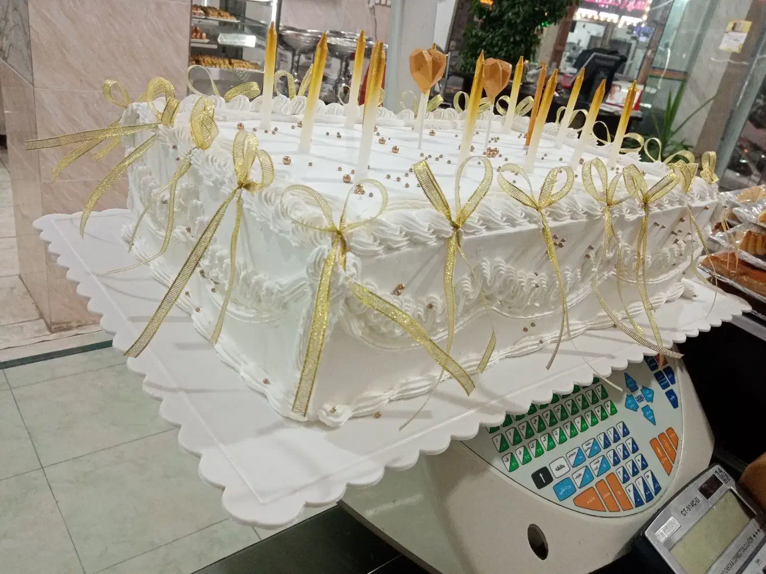 یک همکار جهت فروشندگی شیف عصر|استخدام خدمات فروشگاه و رستوران|جیرفت, |دیوار