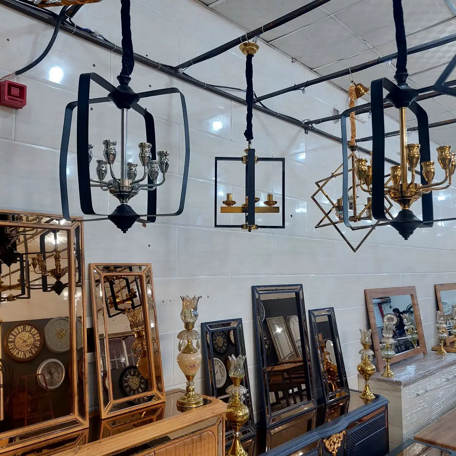 لوستر|لوستر و چراغ آویز|قم, باغ شریفی|دیوار