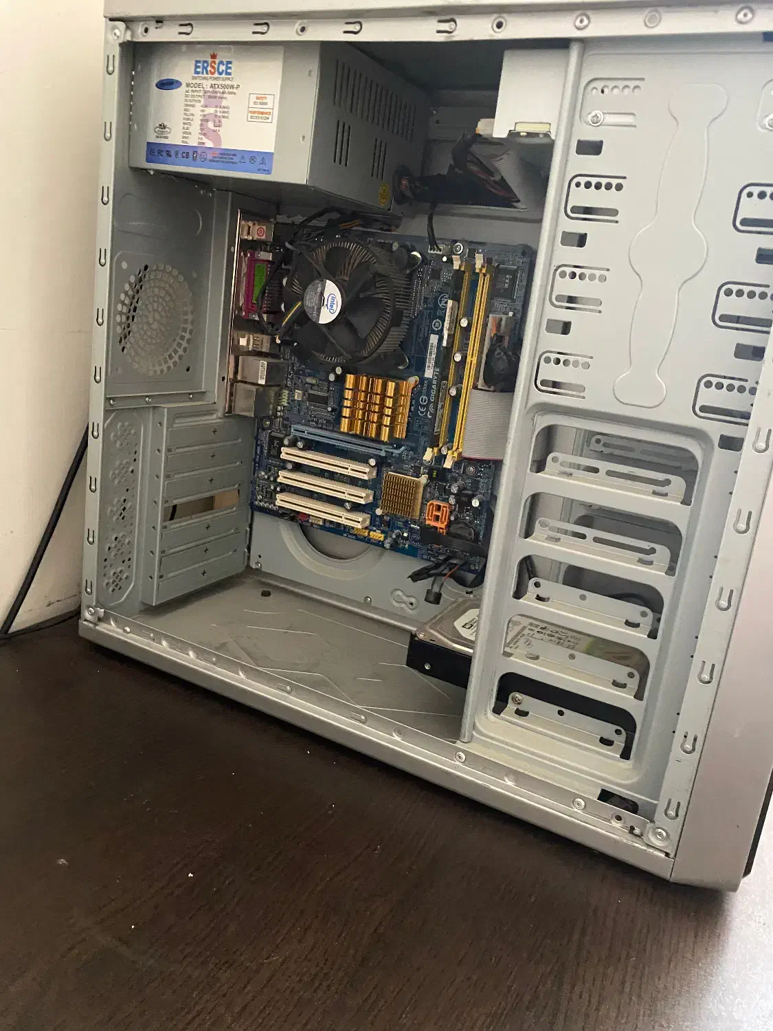 کامپیوتر|رایانه رومیزی|قائن, |دیوار